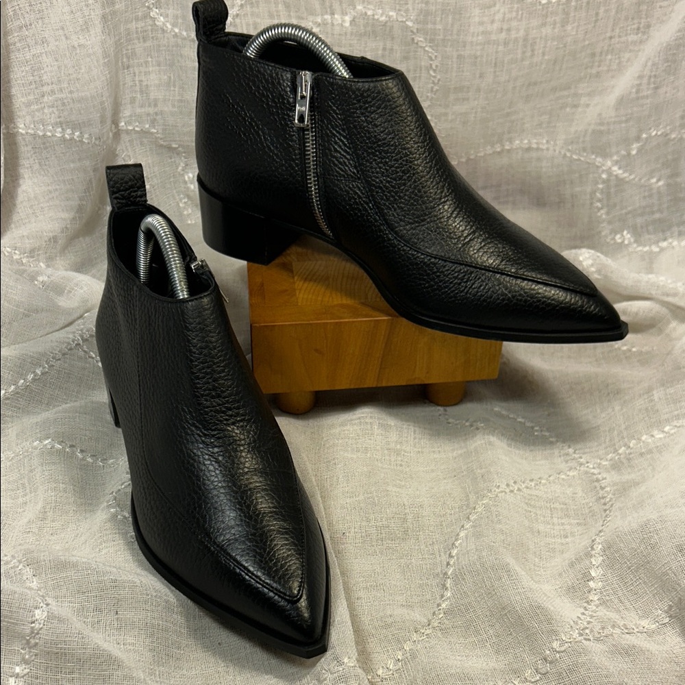 NWOT Everlane made in Italy leather ankle booties